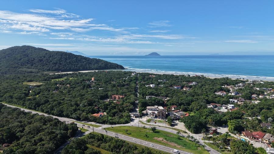 Área residencial entre a mata e o mar na Praia de Guaratuba, Bertioga