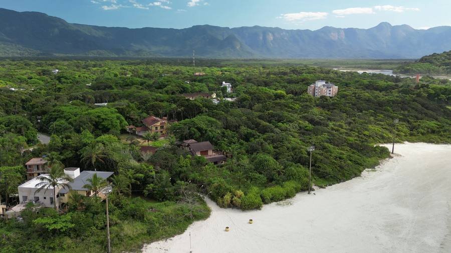 Mata atlântica e praia em Guaratuba, Bertioga