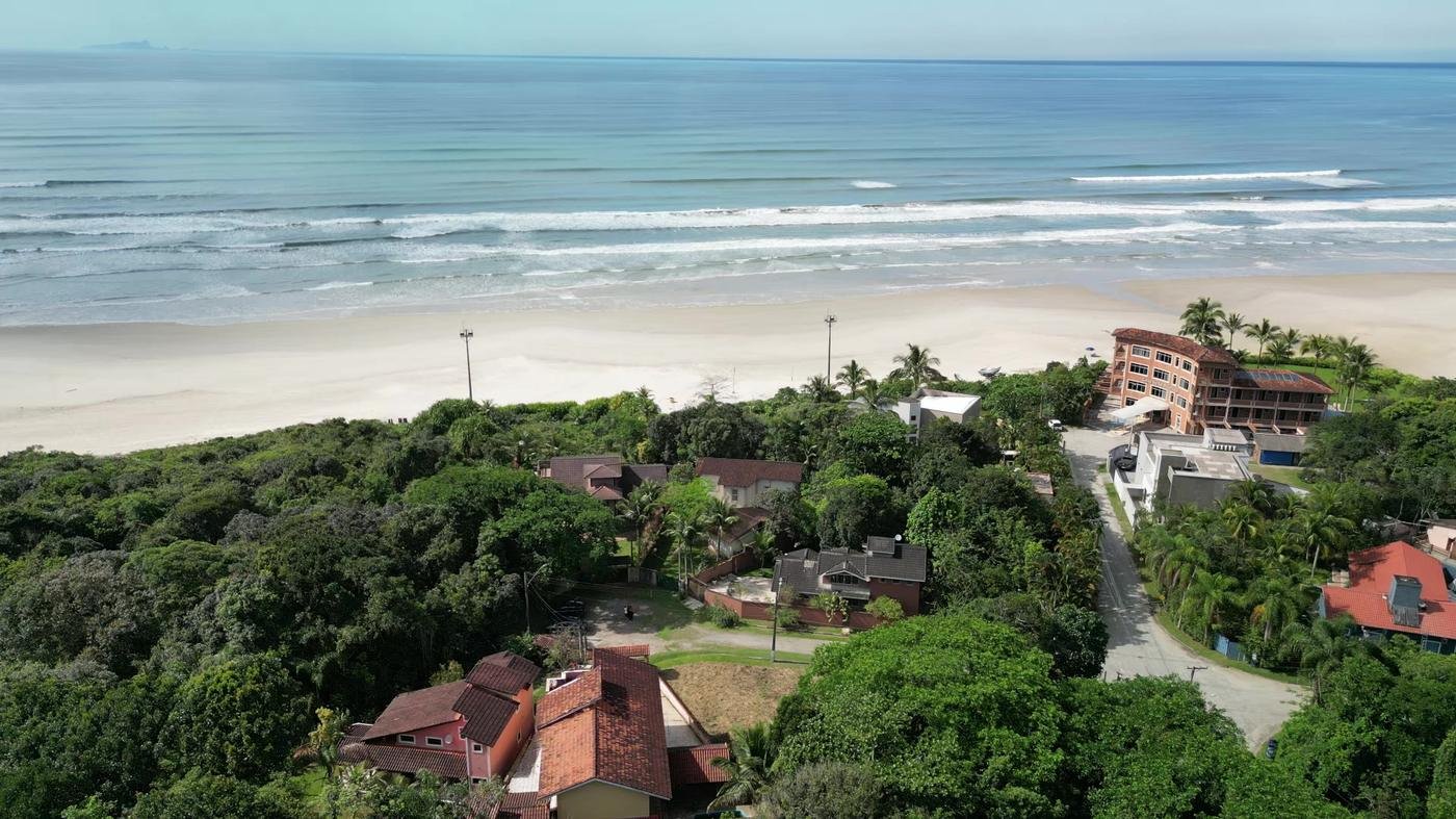 Casas entre a mata e o mar na Praia de Guaratuba, Bertioga